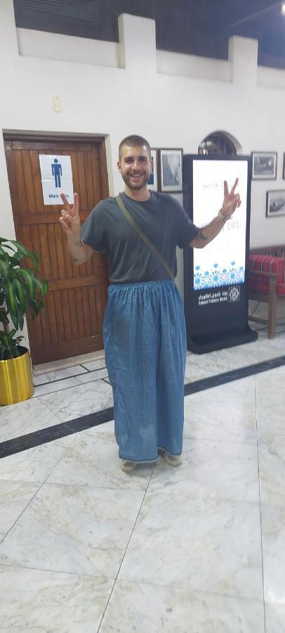 Hostel The Venue Aladdin Kuwait City Exterior foto